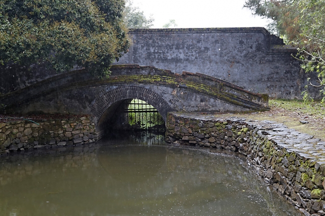 Hué-Tombeau de Minh Mang-004